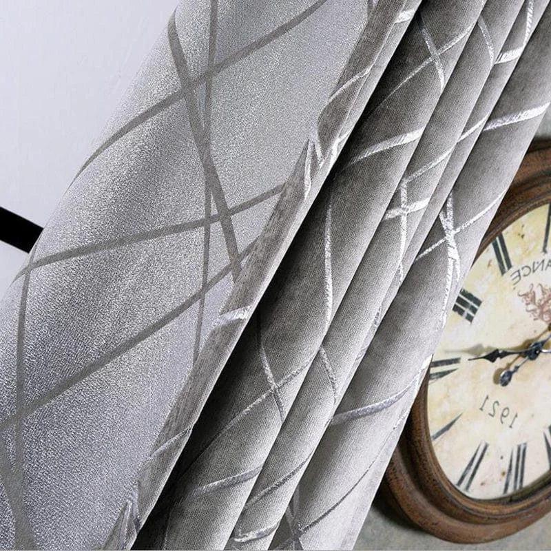 Rideau gris moderne avec motifs géométriques pour salon élégant, style contemporain pour décoration intérieure, accessoire fonctionnel et esthétique.