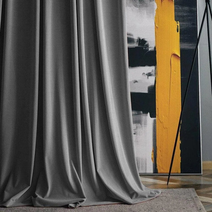 Rideau gris élégant drapé devant une œuvre d'art moderne avec des motifs jaunes et noirs, ajoutant une touche sophistiquée à la décoration intérieure. Idéal pour un salon ou une chambre contemporaine, combinant esthétique et fonctionnalité.