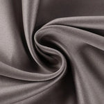 Image montrant une étoffe fluide de couleur grise avec un aspect brillant, conçue pour la décoration intérieure et les accessoires de mode. Idéal pour créer un style élégant et raffiné.