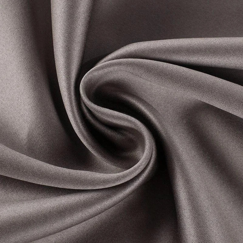 Image montrant une étoffe fluide de couleur grise avec un aspect brillant, conçue pour la décoration intérieure et les accessoires de mode. Idéal pour créer un style élégant et raffiné.