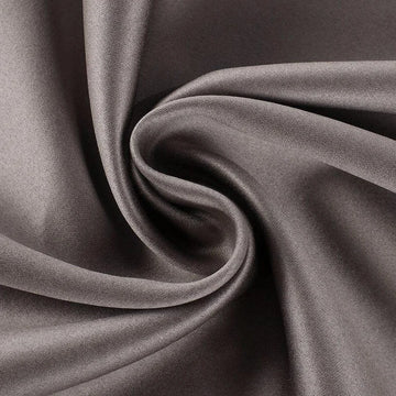 Image montrant une étoffe fluide de couleur grise avec un aspect brillant, conçue pour la décoration intérieure et les accessoires de mode. Idéal pour créer un style élégant et raffiné.
