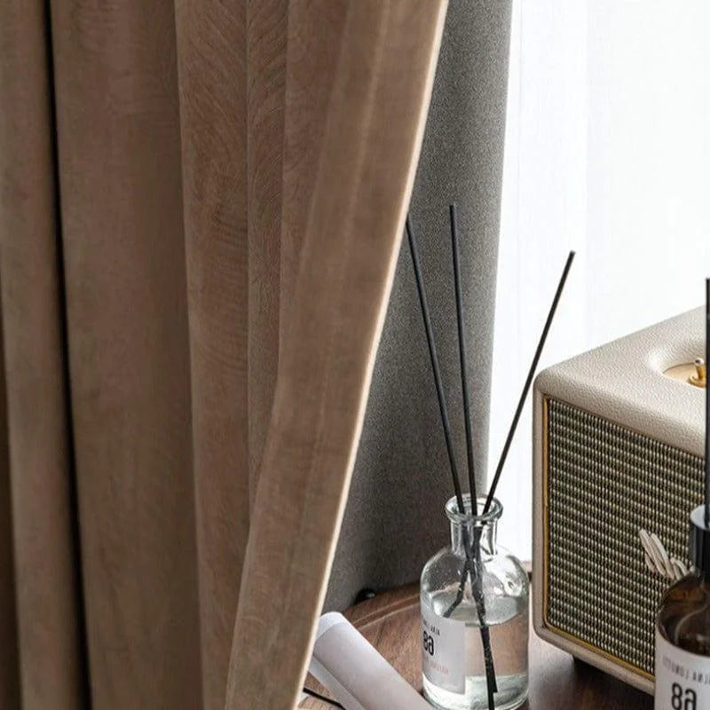 Rideaux élégants dans un intérieur moderne avec diffuseur de parfum en verre et décoration stylée sur une table en bois. Accessoirisez votre maison avec ces éléments décoratifs raffinés qui ajoutent une touche de sophistication à votre espace de vie. Profitez d'une ambiance chaleureuse et accueillante grâce à ce design harmonieux.