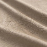 Gros plan sur un tissu beige élégant avec des motifs en relief texturés, idéal pour la décoration intérieure et les projets de couture sophistiqués.