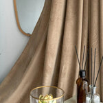 Rideau beige élégant avec motif subtil, ajouté à une décoration intérieure moderne. Son ton neutre s'harmonise parfaitement avec divers styles de pièces. Ajustez l'éclairage ambiant pour un effet chaleureux et accueillant. Accessoires décoratifs environnants complètent l'ensemble pour une ambiance raffinée.