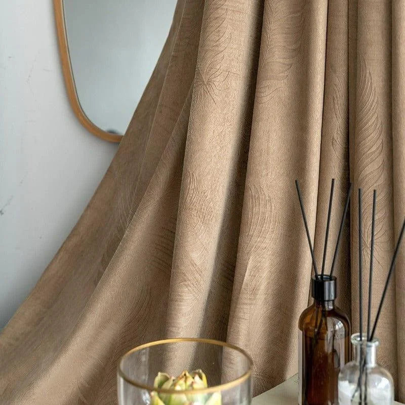 Rideau beige élégant avec motif subtil, ajouté à une décoration intérieure moderne. Son ton neutre s'harmonise parfaitement avec divers styles de pièces. Ajustez l'éclairage ambiant pour un effet chaleureux et accueillant. Accessoires décoratifs environnants complètent l'ensemble pour une ambiance raffinée.
