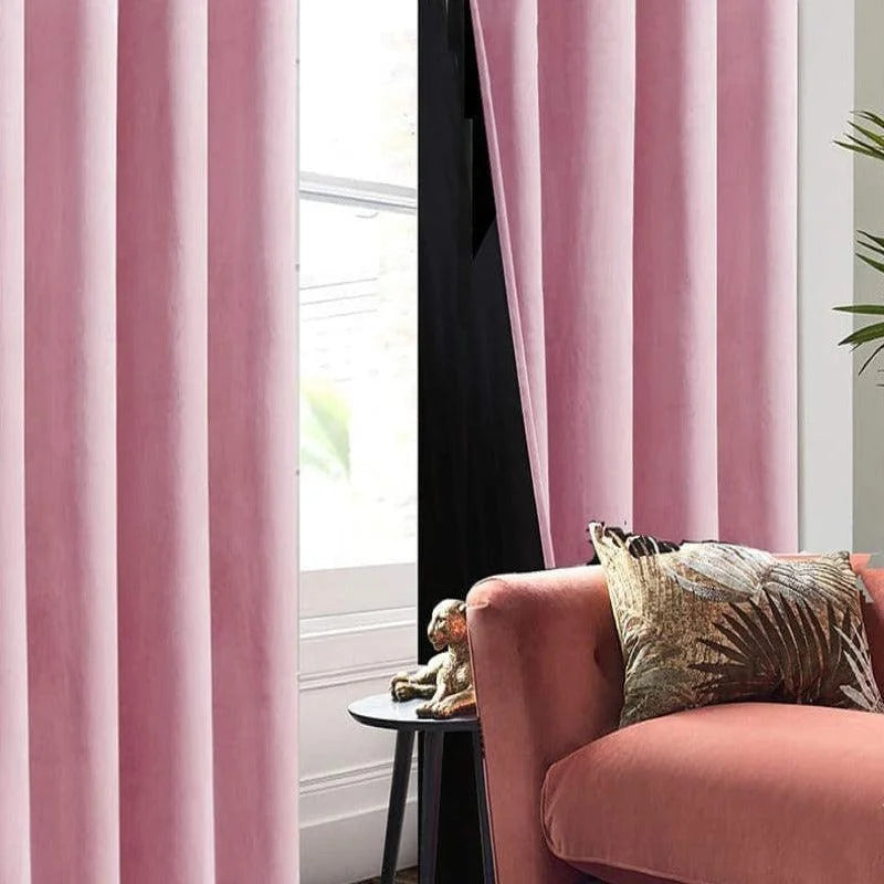 Rideaux roses élégants dans un salon moderne avec un canapé assorti et un coussin tropical. Décoration intérieure sophistiquée mettant en valeur un petit objet d'art sur une table d'appoint. Ambiance lumineuse et harmonieuse.