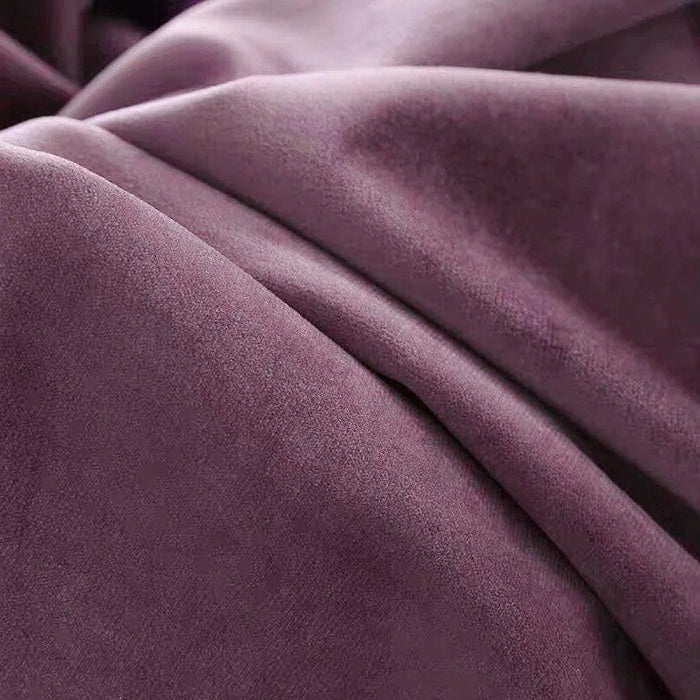 Texture douce et luxueuse d'un tissu mauve, idéal pour la décoration intérieure ou la confection de vêtements raffinés. Cette étoffe élégante rehausse l'esthétique de tout espace avec sa teinte apaisante et moderne. Parfaite pour ceux qui recherchent une touche de sophistication et de confort.