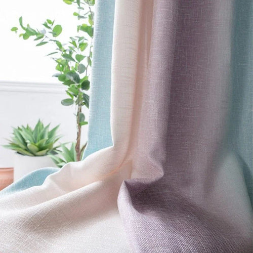 Rideau dégradé aux teintes pastel délicates, parfait pour sublimer la décoration intérieure d'un salon ou d'une chambre. Idéal pour créer une ambiance douce et lumineuse. Présenté avec des plantes d'intérieur en arrière-plan, ajoutant une touche naturelle.