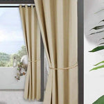 Rideaux élégants de couleur beige suspendus dans un salon lumineux avec vue sur un balcon verdoyant. Idéal pour ajouter une touche sophistiquée et moderne à votre intérieur tout en optimisant la luminosité naturelle de la pièce. Parfaits pour un style de décoration épuré et contemporain.