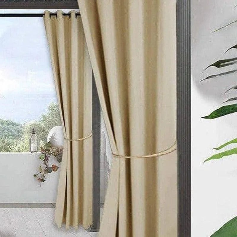 Rideaux élégants de couleur beige suspendus dans un salon lumineux avec vue sur un balcon verdoyant. Idéal pour ajouter une touche sophistiquée et moderne à votre intérieur tout en optimisant la luminosité naturelle de la pièce. Parfaits pour un style de décoration épuré et contemporain.