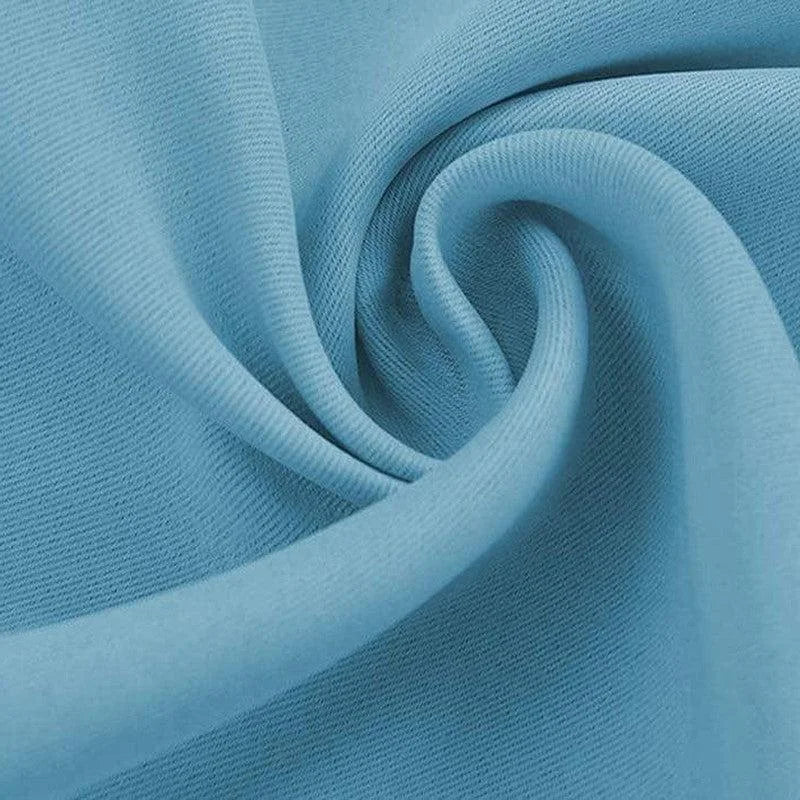 Tissu bleu ciel, parfait pour la couture, accessoires de mode et décoration intérieure, offrant une touche élégante et moderne à vos créations personnalisées. Idéal pour ceux qui recherchent une couleur apaisante et contemporaine.