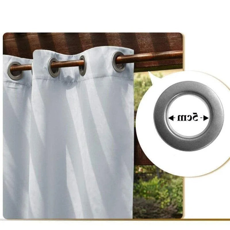 Rideau blanc occultant avec œillets métalliques de 5 cm de diamètre, idéal pour embellir vos fenêtres tout en bloquant la lumière. Ce rideau moderne et élégant convient parfaitement aux salons, chambres à coucher ou bureaux pour une ambiance chaleureuse et intime. Installation facile grâce à ses œillets compatibles avec toutes les tringles. Ajoutez une touche de sophistication à votre intérieur avec ce rideau pratique et esthétique.