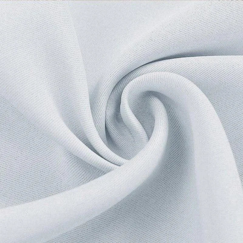 Texture douce et ondulée d'un tissu blanc, idéal pour la confection de vêtements de mode ou de décoration intérieure élégante.