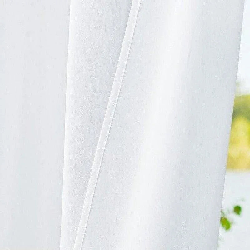 Rideau blanc épuré offrant une ambiance lumineuse et moderne, idéal pour ajouter une touche élégante à tout intérieur. Ses lignes fluides assurent une esthétique discrète et intemporelle, adaptée à divers styles de décoration. Parfait pour les salons, chambres ou espaces de vie, il permet de filtrer la lumière tout en préservant l'intimité.
