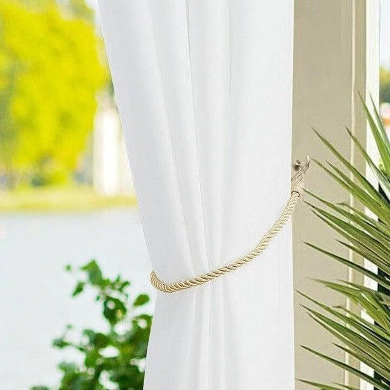 Attache-rideau élégante avec corde torsadée beige, idéale pour un salon lumineux. Accessoire de décoration moderne, parfait pour maintenir les rideaux ouverts et laisser entrer la lumière naturelle. Design sobre et fonctionnel, s'harmonisant avec un intérieur chic et moderne. Convient pour tout type de pièce, ajoutant une touche sophistiquée à vos fenêtres.