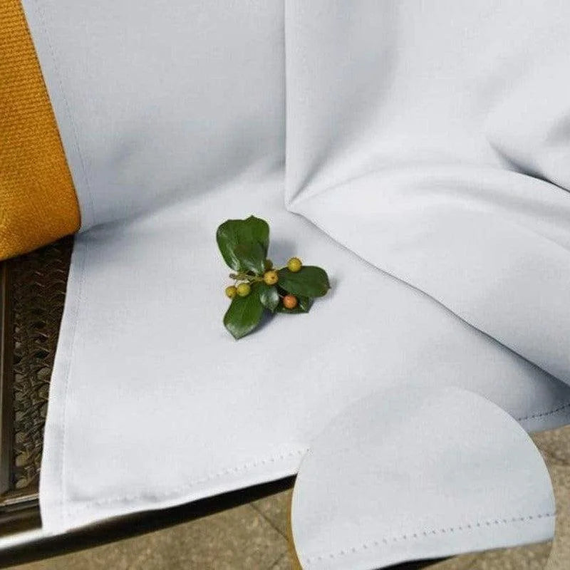 Drap blanc élégant pour déco d'intérieur, parfait pour salon ou chambre, ajoute une touche de modernité. Accessoire idéal pour améliorer la luminosité et créer une ambiance accueillante.