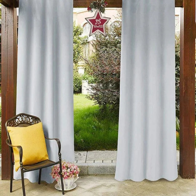 Rideaux de terrasse élégants offrant une touche de sophistication à un espace extérieur avec vue sur jardin, accompagnés d'une chaise ornée d'un coussin jaune et d'un vase de fleurs, parfaits pour créer une ambiance relaxante et intime dans votre patio ou véranda.