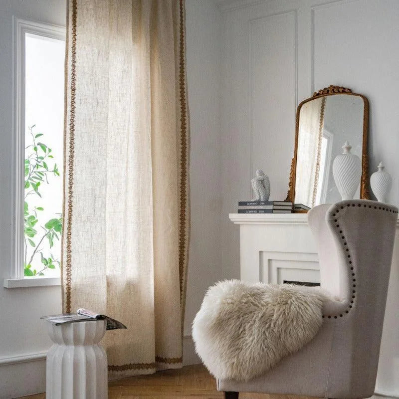 Voilage élégant beige avec bordures ornées, parfait pour une décoration intérieure raffinée. Ce rideau apporte une ambiance chaleureuse et lumineuse à votre salon ou chambre à coucher. Idéal pour les fenêtres larges, il complète harmonieusement un décor moderne ou classique. Facile à installer, il offre une touche de distinction à votre espace de vie.