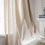 Rideau beige élégant avec détails brodés pour décoration intérieure, parfait pour apporter une touche de charme et de lumière douce à votre salon ou chambre, idéal pour créer une ambiance chaleureuse et accueillante.