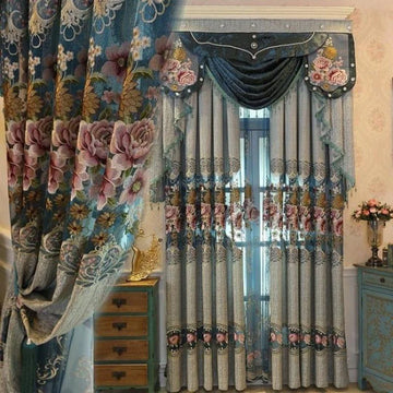 Rideaux élégants avec motifs floraux, conçus pour apporter une touche de sophistication à votre salon. Leur design détaillé rehausse l'esthétique de la pièce, offrant une ambiance chaleureuse et accueillante. Parfait pour une décoration intérieure raffinée, ces rideaux conviennent également aux chambres à coucher ou aux salles de séjour. Accessoire de maison idéal pour ceux qui recherchent à la fois style et fonctionnalité.