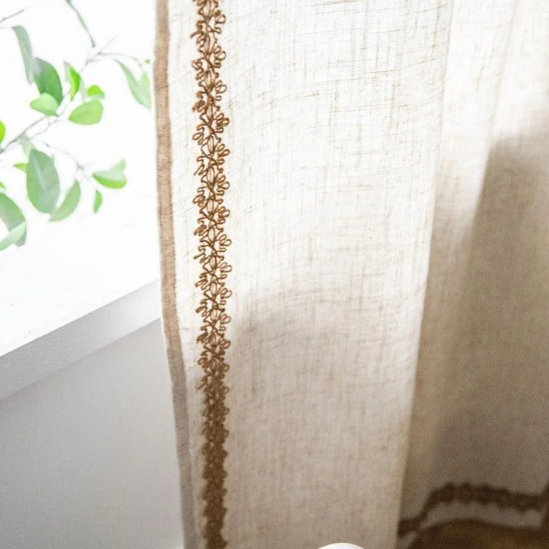 Rideau élégant avec bordure décorative brodée, idéal pour ajouter une touche sophistiquée et naturelle à votre intérieur. Parfait pour les salons et chambres, il filtre délicatement la lumière tout en préservant votre intimité. Accessoire déco incontournable pour sublimer vos fenêtres.