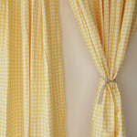 Rideaux à carreaux jaune et blancs, créant une atmosphère lumineuse et accueillante, parfaits pour ajouter une touche de fraîcheur à votre décoration intérieure. Ces rideaux à motifs sont idéaux pour les salons, chambres ou cuisines, apportant une ambiance chaleureuse et ensoleillée à votre espace de vie.