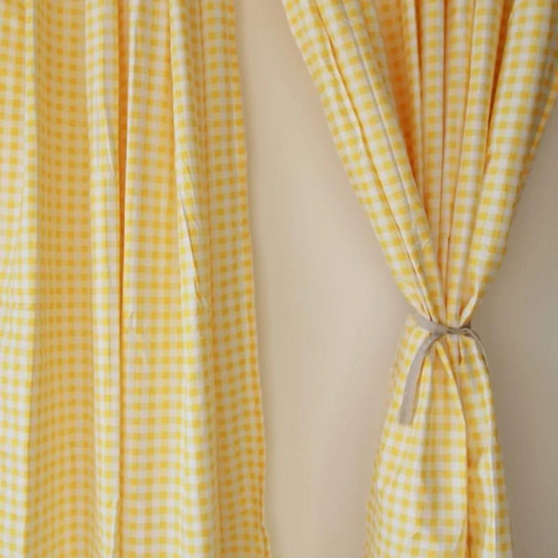 Rideaux à carreaux jaune et blancs, créant une atmosphère lumineuse et accueillante, parfaits pour ajouter une touche de fraîcheur à votre décoration intérieure. Ces rideaux à motifs sont idéaux pour les salons, chambres ou cuisines, apportant une ambiance chaleureuse et ensoleillée à votre espace de vie.