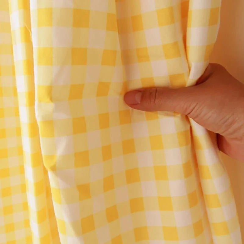Rideau à carreaux jaunes et blancs, parfait pour ajouter une touche de couleur ensoleillée et lumineuse à votre intérieur. Idéal pour une décoration moderne et joyeuse, ce rideau complémente parfaitement les espaces de vie et les chambres. Combinez style et fonctionnalité avec ce design attrayant et vibrant.