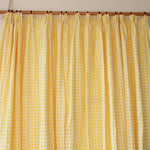 Rideau à carreaux jaunes et blancs, idéal pour ajouter une touche lumineuse et rétro à votre intérieur. Ce rideau à motifs géométriques s'intègre parfaitement dans un salon ou une chambre, offrant une ambiance chaleureuse et accueillante. Facile à installer, ce rideau est parfait pour personnaliser votre espace avec élégance et originalité.