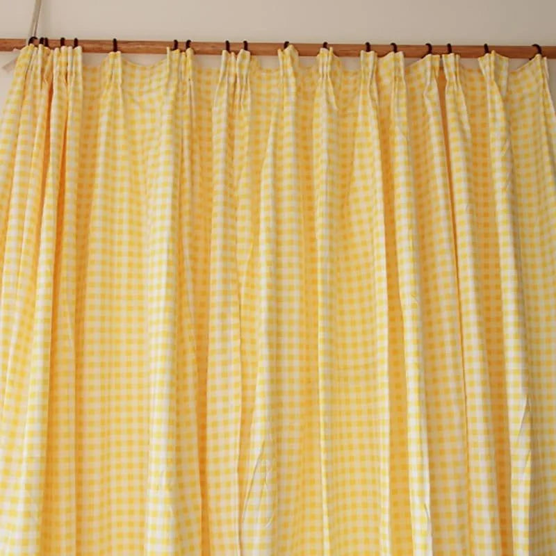 Rideau à carreaux jaunes et blancs, idéal pour ajouter une touche lumineuse et rétro à votre intérieur. Ce rideau à motifs géométriques s'intègre parfaitement dans un salon ou une chambre, offrant une ambiance chaleureuse et accueillante. Facile à installer, ce rideau est parfait pour personnaliser votre espace avec élégance et originalité.