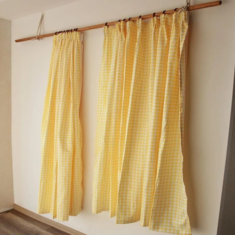 Rideaux à carreaux jaunes pour salon, décoration intérieure lumineuse et élégante, ambiance cosy et chaleureuse, installation facile, idéal pour filtrer la lumière naturelle et apporter une touche de couleur à votre pièce.