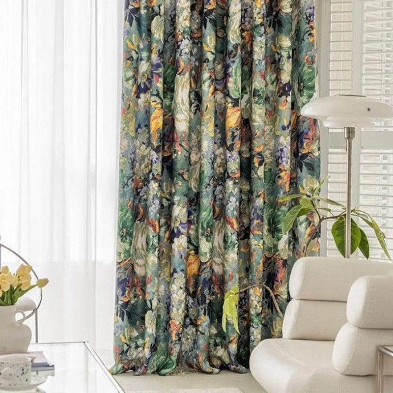Rideaux à motifs floraux multicolores dans un salon élégant avec des plantes d'intérieur et un fauteuil moderne. Parfait pour ajouter une touche de nature et de couleur à votre décoration intérieure.
