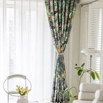 Rideaux élégants et colorés dans un salon moderne, apportant une touche de fraîcheur et de nature à l'intérieur. Décoration idéale pour une ambiance chaleureuse et lumineuse, parfaite pour les amateurs de design contemporain et d'espaces accueillants.