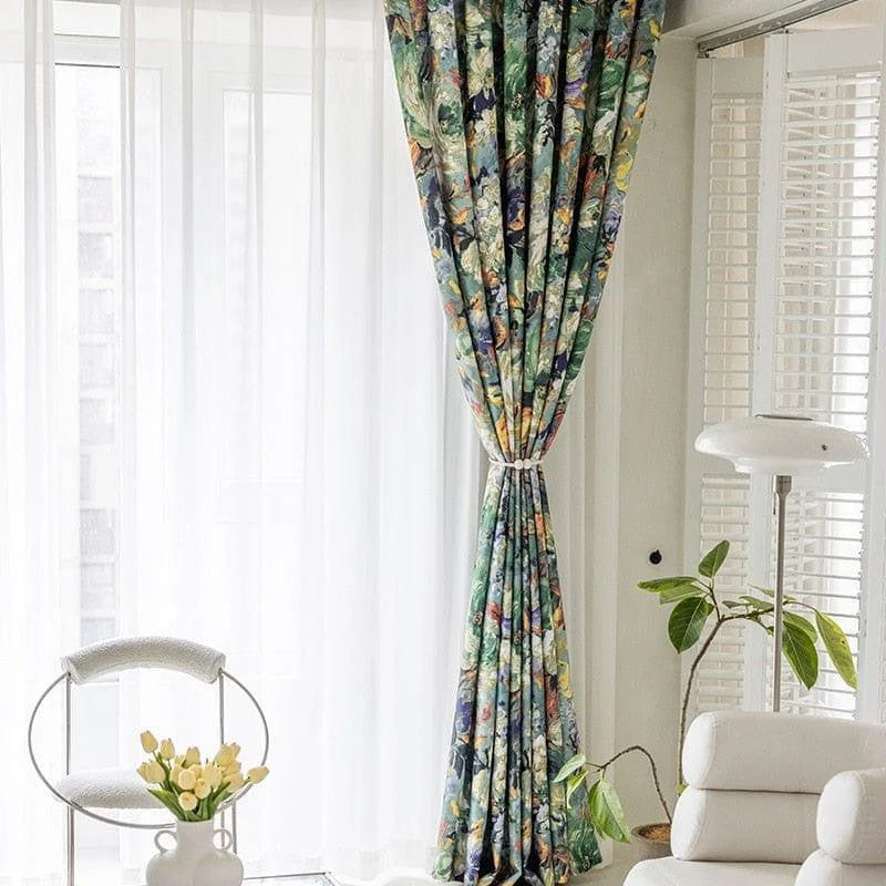Rideaux élégants et colorés dans un salon moderne, apportant une touche de fraîcheur et de nature à l'intérieur. Décoration idéale pour une ambiance chaleureuse et lumineuse, parfaite pour les amateurs de design contemporain et d'espaces accueillants.