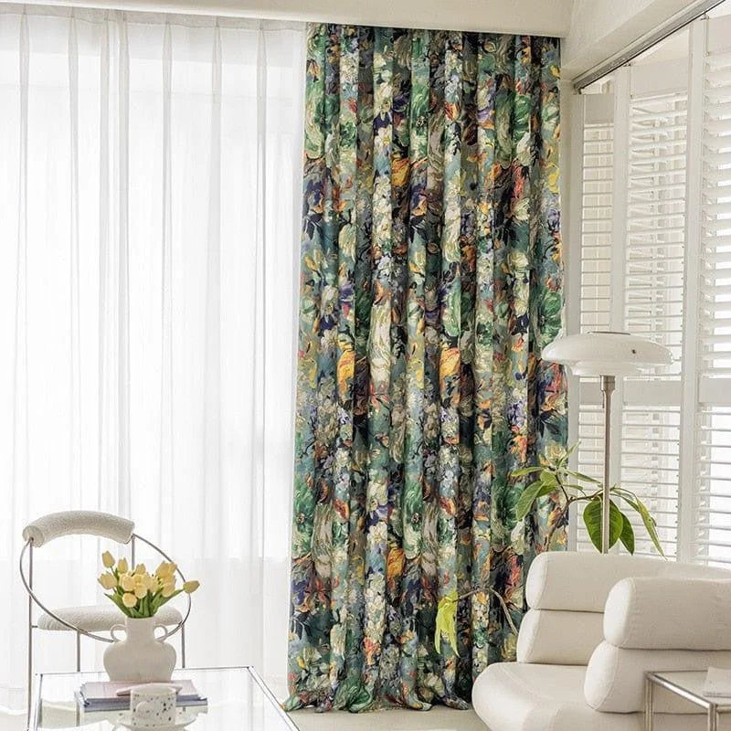 Rideaux à motifs floraux colorés dans un salon moderne, ajoutant une touche élégante et naturelle. Idéal pour un intérieur lumineux et contemporain. Harmonise parfaitement avec un mobilier minimaliste. Offrez à votre espace de vie une ambiance chaleureuse et accueillante avec ces rideaux décoratifs. Parfaits pour filtrer la lumière tout en apportant une touche artistique.
