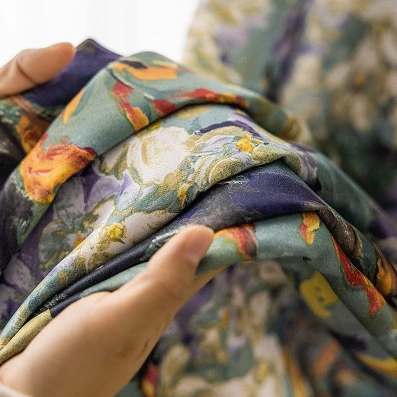 Image d'un tissu élégant avec un motif floral multicolore, idéal pour ajouter une touche artistique à votre décoration intérieure. Ce textile est parfait pour les projets créatifs et l'aménagement de la maison. Découvrez ce design unique qui transforme instantanément l'ambiance d'une pièce.