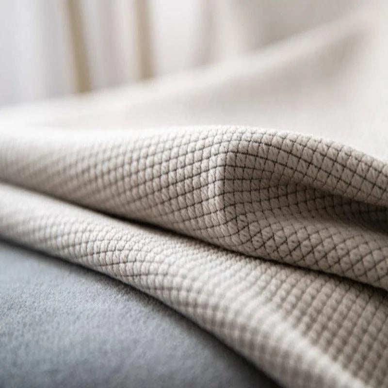 Plaid beige doux et élégant, idéal pour la décoration intérieure, apportant confort et style à votre salon ou chambre à coucher. Parfait pour se réchauffer lors de soirées fraîches ou pour ajouter une touche de sophistication à votre espace de vie.