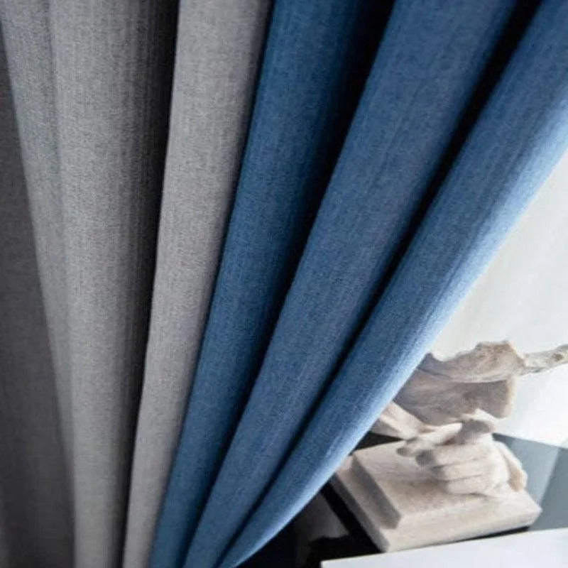 Rideaux élégants aux couleurs gris et bleu, habillant une pièce moderne avec luminosité et style, ajoutant une touche de sophistication à votre intérieur.