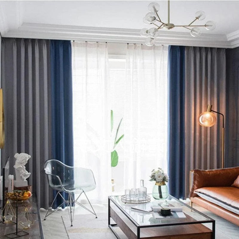 Salon moderne avec rideaux élégants en dégradé de gris et bleu, canapé confortable, et éléments décoratifs harmonieux. Ambiance lumineuse et chic pour un intérieur contemporain.