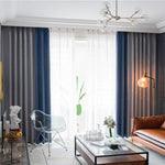 Salon moderne avec rideaux élégants en dégradé de gris et bleu, canapé confortable, et éléments décoratifs harmonieux. Ambiance lumineuse et chic pour un intérieur contemporain.