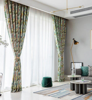 Rideaux élégants avec motif floral, parfaits pour ajouter une touche de sophistication à votre salon moderne. Ces rideaux longs apportent lumière et élégance, harmonisant aisément avec la décoration intérieure contemporaine grâce à leur design coloré. Accessoires décoratifs idéaux pour embellir vos grandes fenêtres tout en préservant votre intimité.