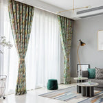 Rideaux élégants avec motif floral, parfaits pour ajouter une touche de sophistication à votre salon moderne. Ces rideaux longs apportent lumière et élégance, harmonisant aisément avec la décoration intérieure contemporaine grâce à leur design coloré. Accessoires décoratifs idéaux pour embellir vos grandes fenêtres tout en préservant votre intimité.