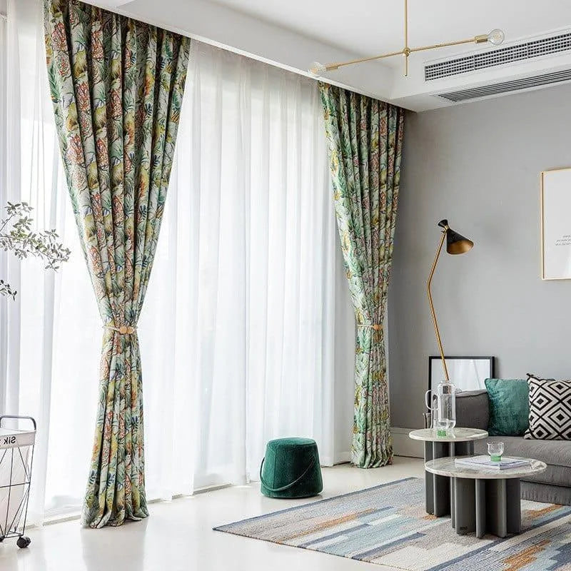 Rideaux élégants avec motif floral, parfaits pour ajouter une touche de sophistication à votre salon moderne. Ces rideaux longs apportent lumière et élégance, harmonisant aisément avec la décoration intérieure contemporaine grâce à leur design coloré. Accessoires décoratifs idéaux pour embellir vos grandes fenêtres tout en préservant votre intimité.