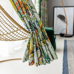 Rideau à motif exotique coloré, idéal pour apporter une touche tropicale et rafraîchissante à votre intérieur. Parfait pour le salon, la chambre ou toute pièce à la recherche de luminosité et de gaieté. Design unique avec des couleurs vives et des motifs inspirés de la nature, créant une ambiance chaleureuse et accueillante.