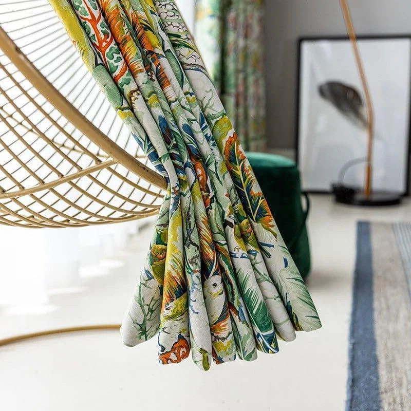 Rideau à motif exotique coloré, idéal pour apporter une touche tropicale et rafraîchissante à votre intérieur. Parfait pour le salon, la chambre ou toute pièce à la recherche de luminosité et de gaieté. Design unique avec des couleurs vives et des motifs inspirés de la nature, créant une ambiance chaleureuse et accueillante.