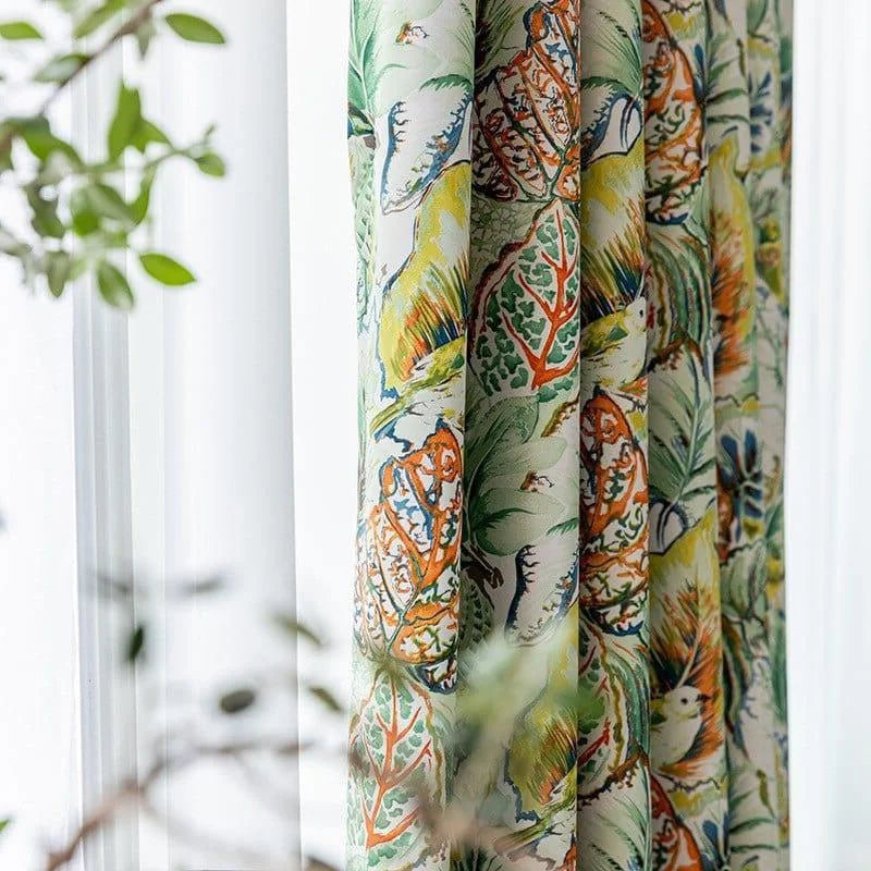Rideaux élégants à motifs tropicaux colorés, parfaits pour apporter une touche de fraîcheur et d'exotisme à votre intérieur. Idéaux pour la décoration de votre salon ou chambre, ces rideaux sont ornés de feuilles et de motifs végétaux aux nuances vibrantes. Transformez votre espace en un havre de paix naturel avec ces rideaux design.