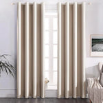 Rideau élégant beige pour salon moderne, style épuré avec œillets. Idéal pour habiller les fenêtres de manière contemporaine tout en laissant entrer la lumière naturelle. Convient parfaitement à une décoration intérieure lumineuse et chic.