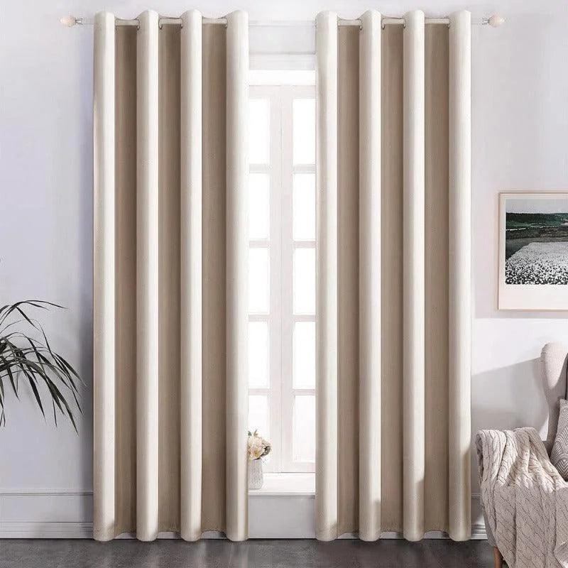 Rideau élégant beige pour salon moderne, style épuré avec œillets. Idéal pour habiller les fenêtres de manière contemporaine tout en laissant entrer la lumière naturelle. Convient parfaitement à une décoration intérieure lumineuse et chic.