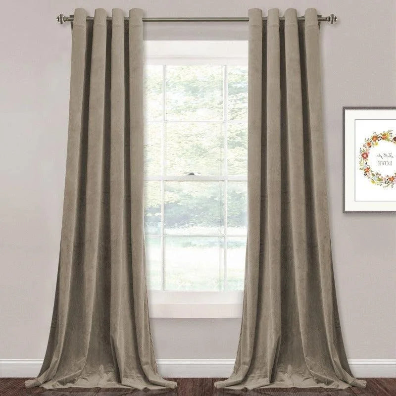 Rideaux élégants de couleur taupe pour salon, ajoutant une touche moderne et sophistiquée à la décoration intérieure. Ils offrent une protection contre la lumière tout en embellissant la pièce. Idéal pour un agencement harmonieux et raffiné.