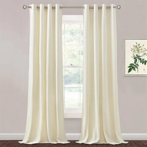 Rideaux élégants et modernes de couleur beige pour salon, style contemporain, solution idéale pour habiller vos fenêtres tout en ajoutant une touche de sophistication à votre décoration intérieure.